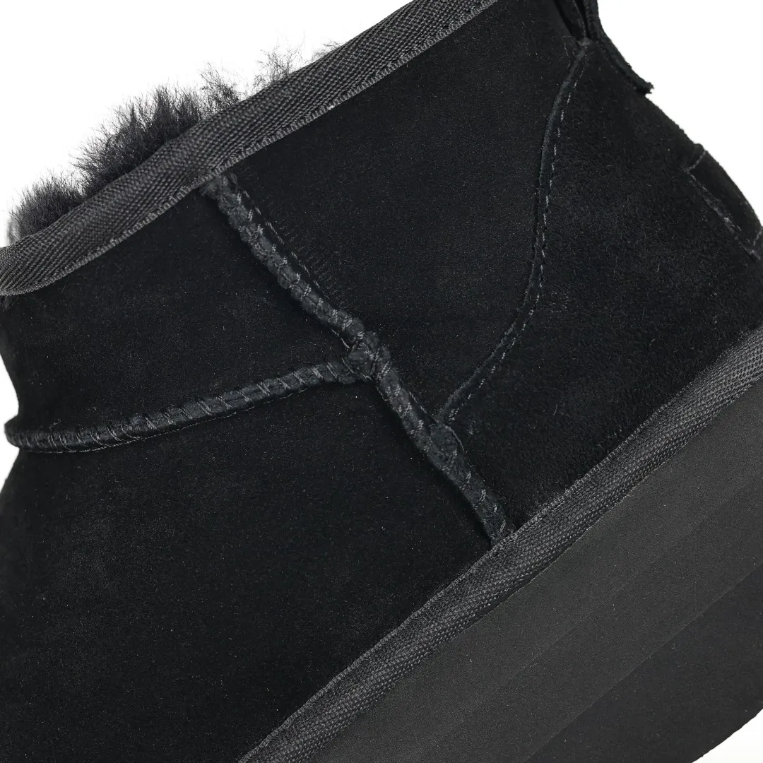 Pick up locally 💰560 Core recommended good price In the new year, uug launched a series of styles, which are partially geared towards the preferences of young consumers and have also moved to the forefront of fashion trends. Shoe body material: water-repellent coated suede upper, 17mm UGGPURE™ implantable wool insole, lightweight non-slip and comfortable rubber outsole, with brand LOGO and trademark, with full packaging Size: 35 36 37 38 39 40